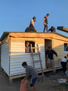 El equipo en plena acción en el voluntariado corporativo de Summit Agro para Techo.